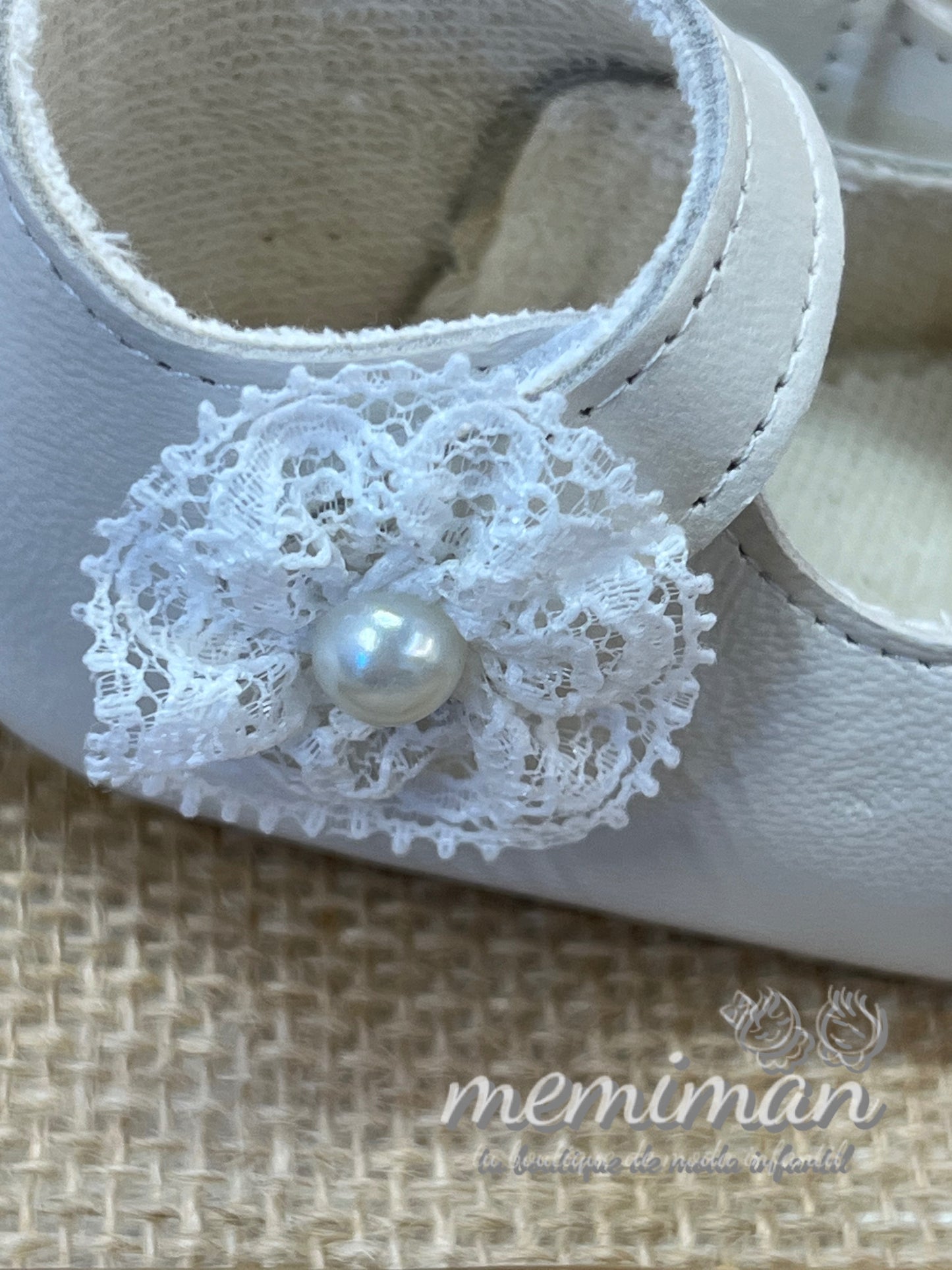 7763 Mother-of-pearl Mercedita with lace flower