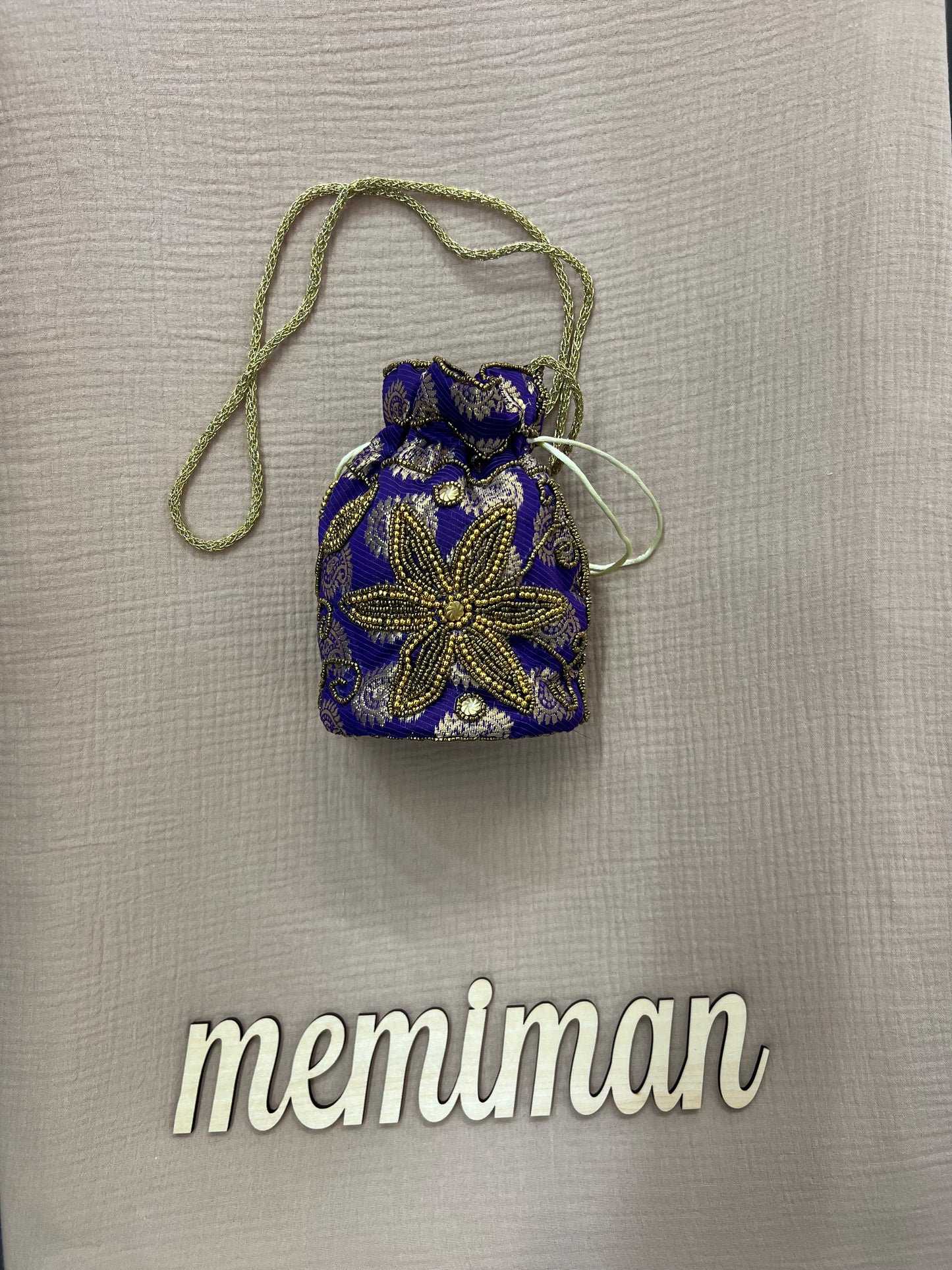 Boîte à bonbons brodée BB01