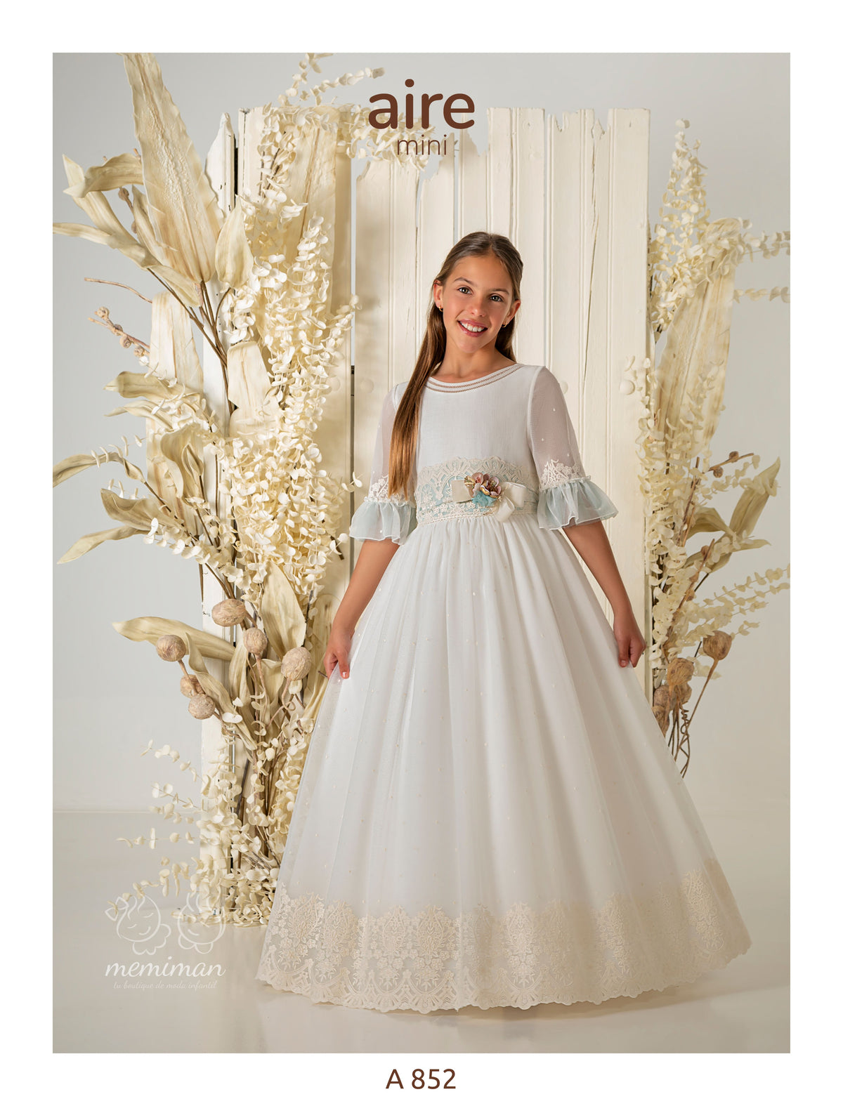 A852 Vestido de Comunhão em Tule Bordado