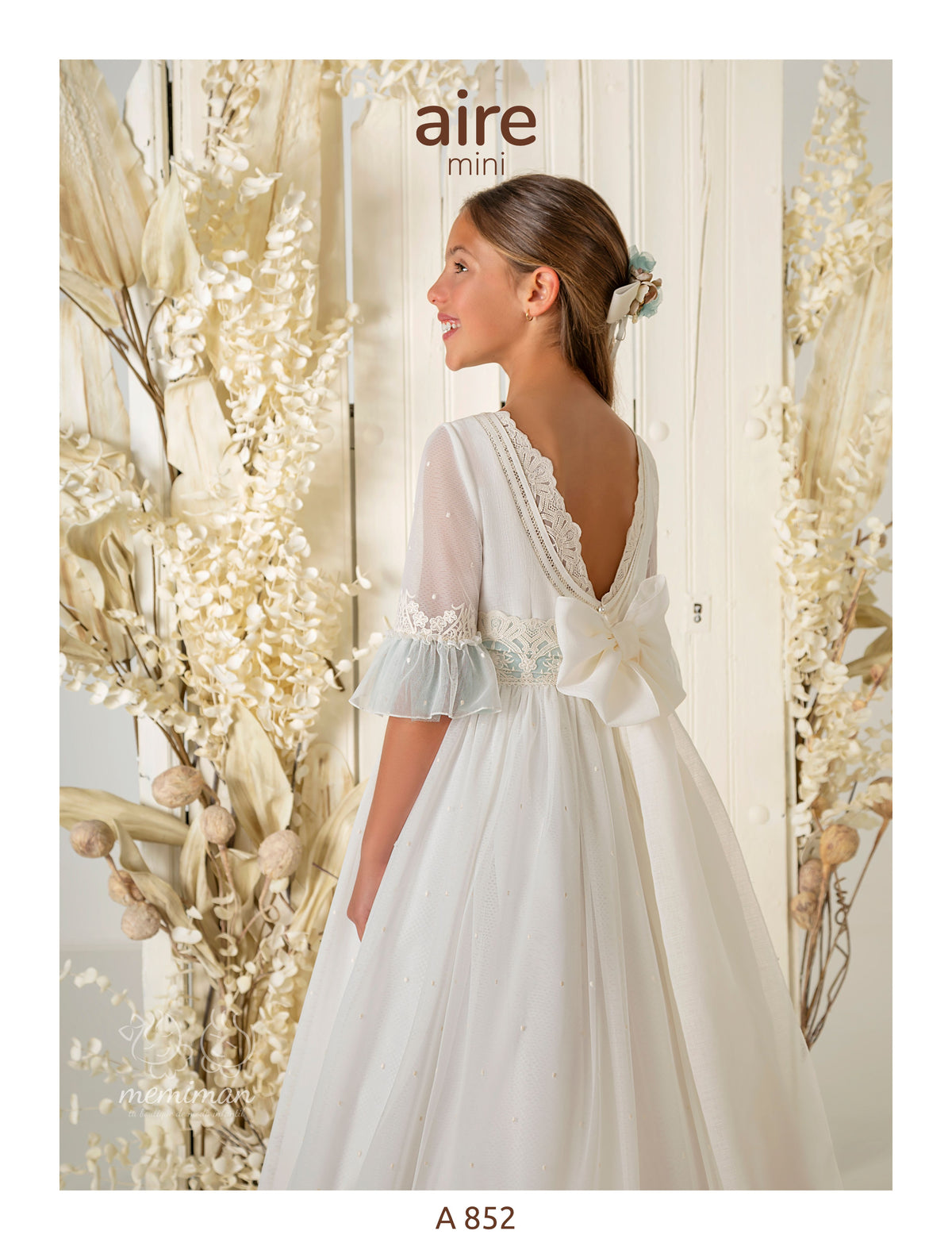 A852 Vestido de Comunhão em Tule Bordado