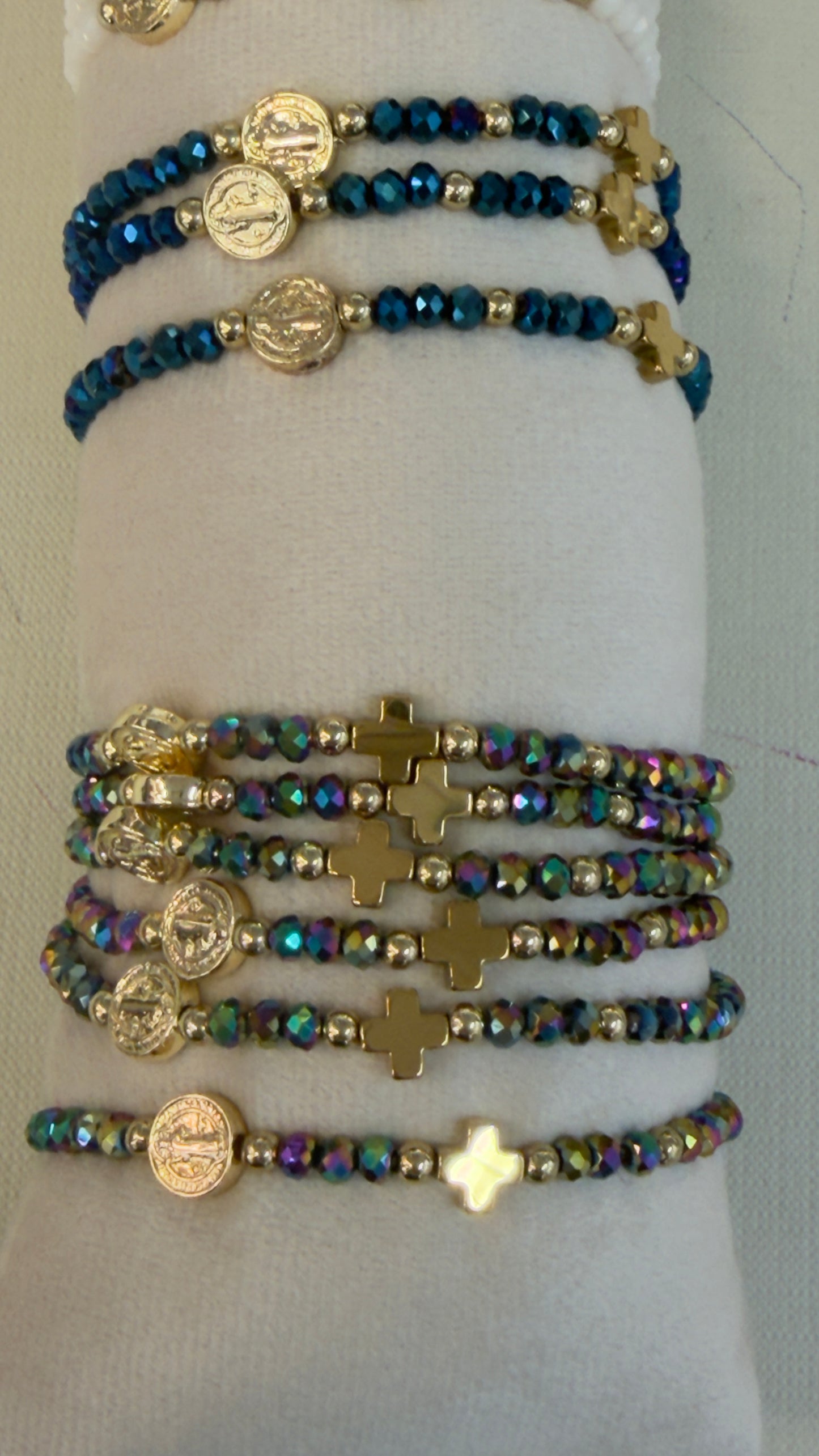Pulsera medalla-cruz con piedras