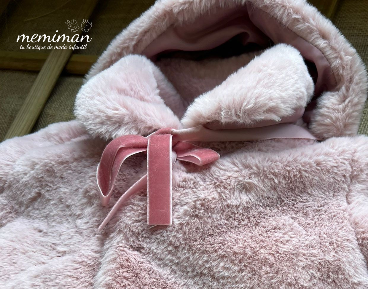 823917 Manteau en fourrure pour bébé avec capuche