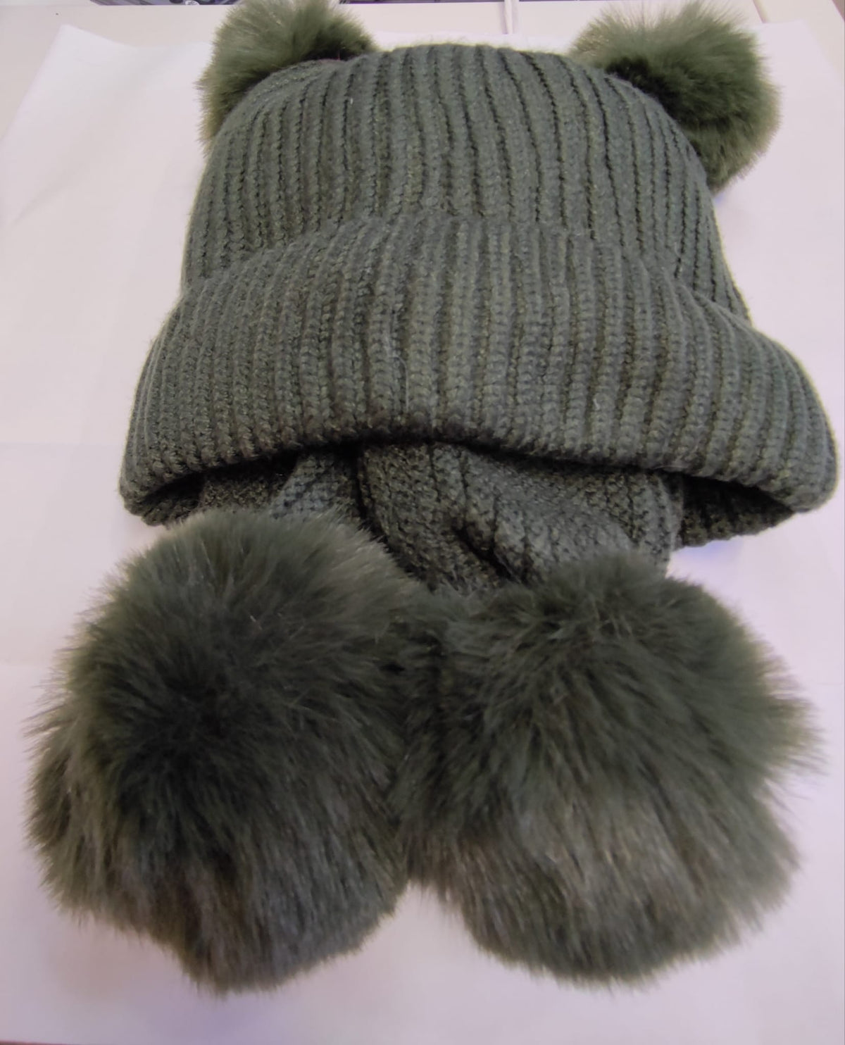 Conjunto de gorro e cachecol com 2 pompons
