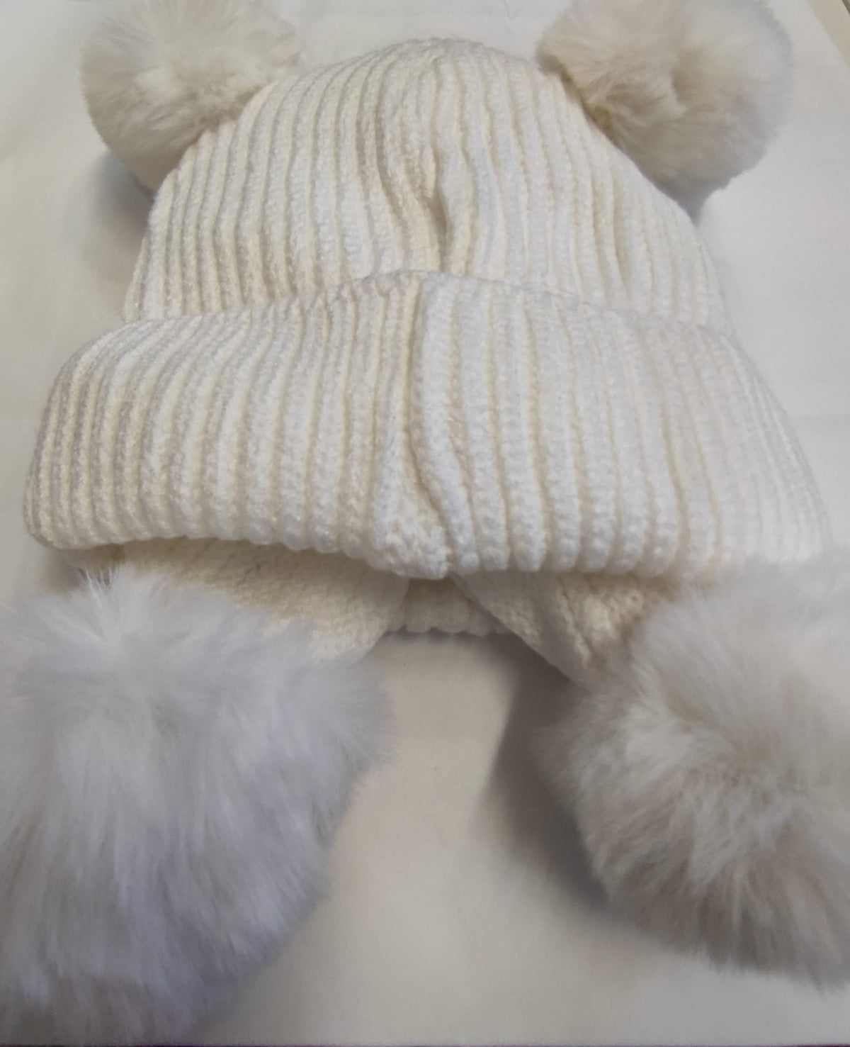 Conjunto de gorro e cachecol com 2 pompons