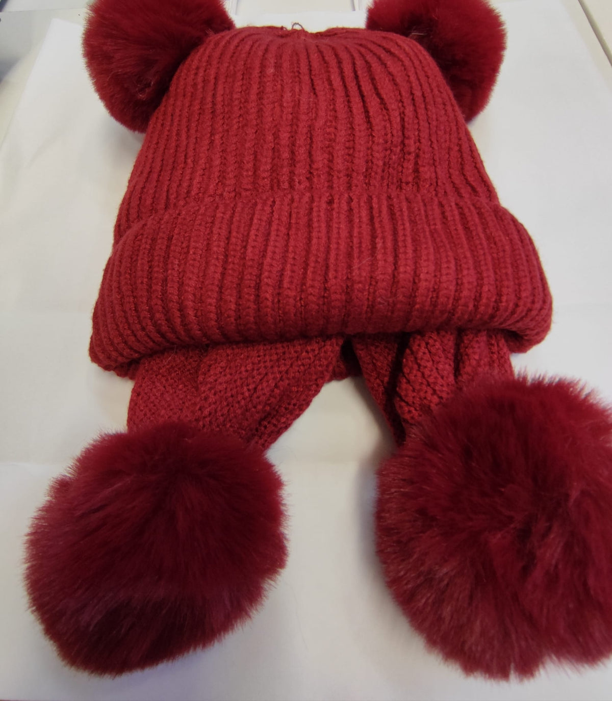 Conjunto de gorro e cachecol com 2 pompons