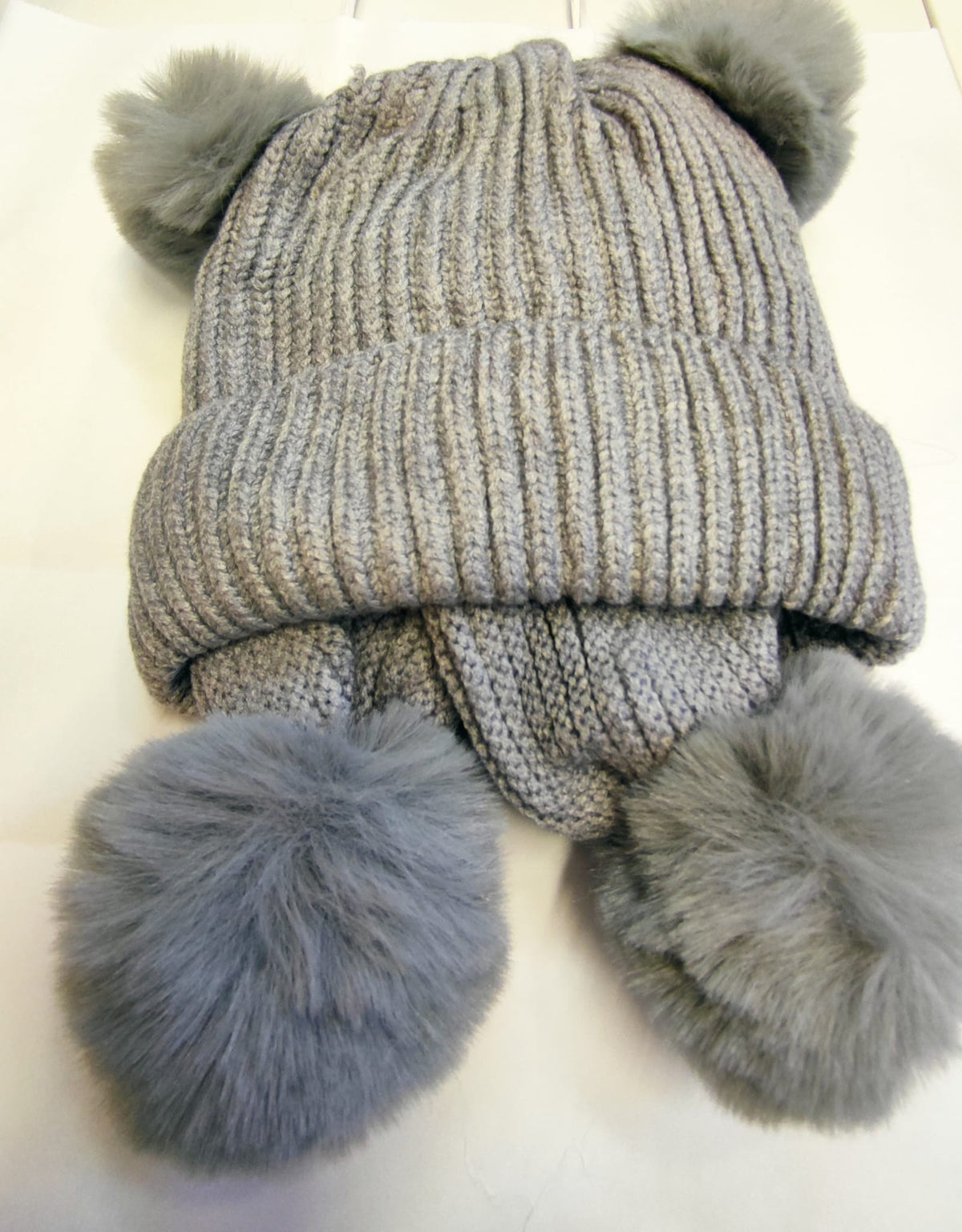 Conjunto de gorro e cachecol com 2 pompons