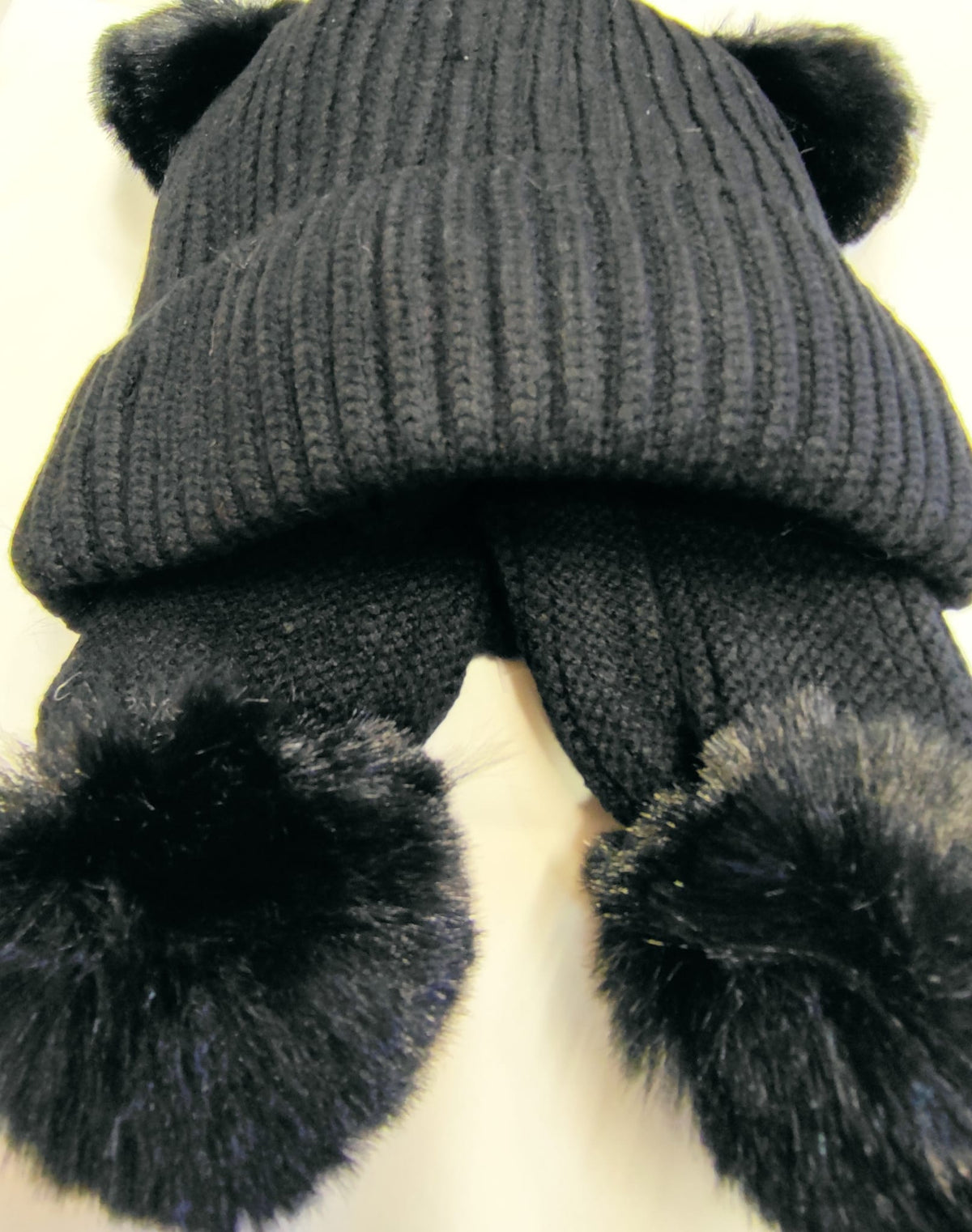 Conjunto de gorro e cachecol com 2 pompons