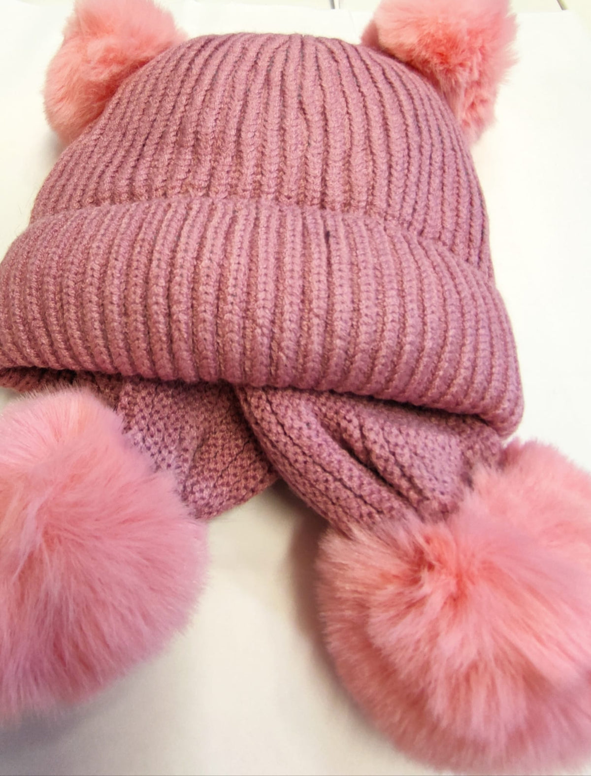 Conjunto de gorro e cachecol com 2 pompons