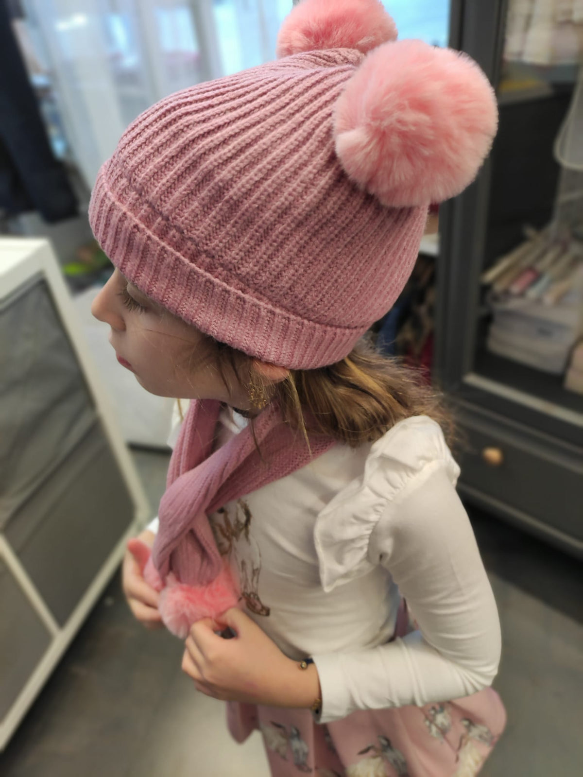 Conjunto de gorro e cachecol com 2 pompons