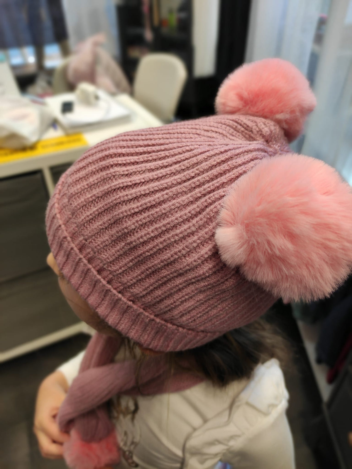 Conjunto de gorro e cachecol com 2 pompons
