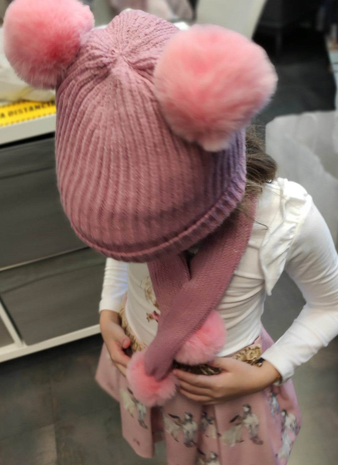 Conjunto de gorro e cachecol com 2 pompons