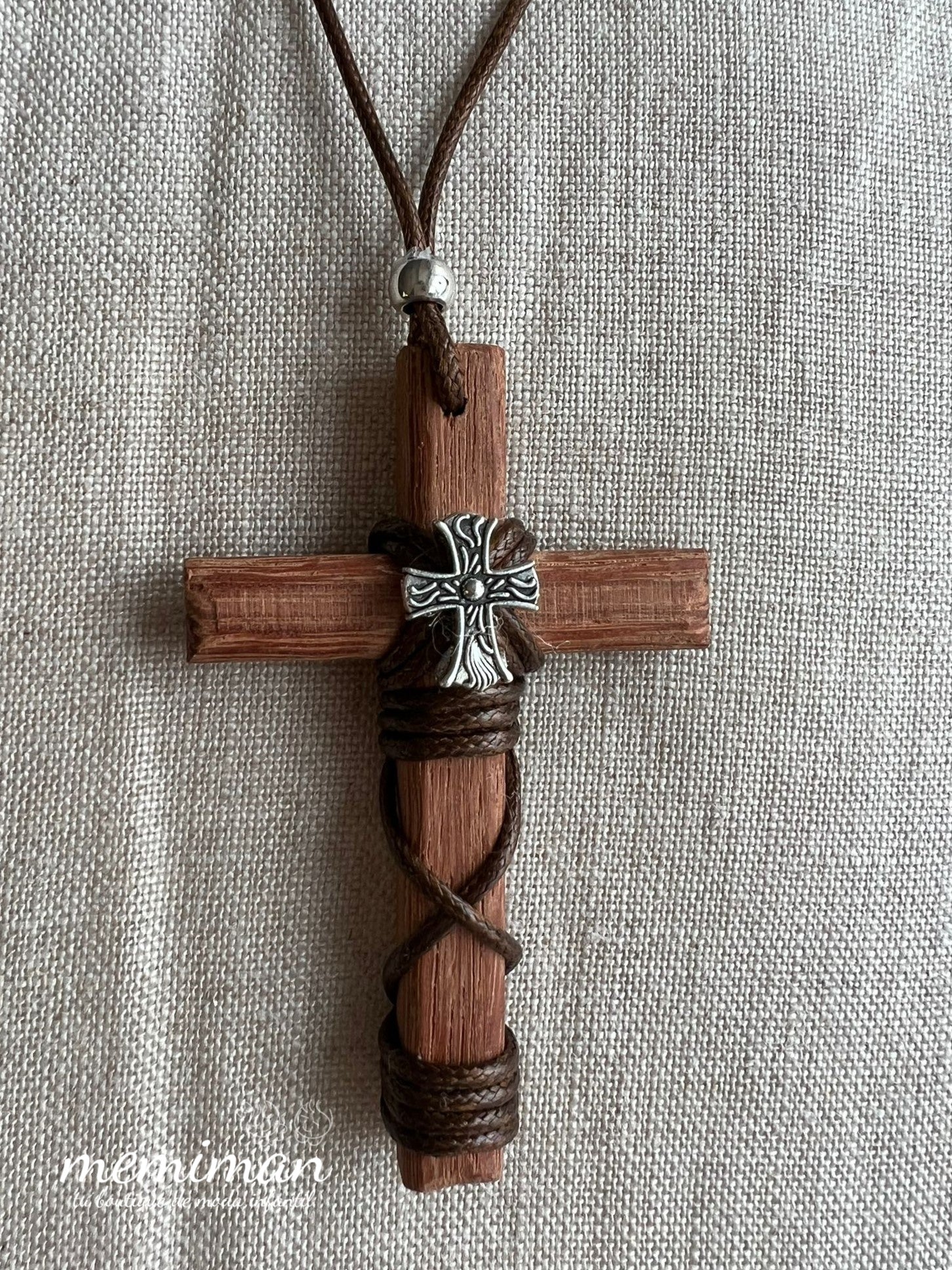 Cruz de madera marrón dije Virgen del Carmen