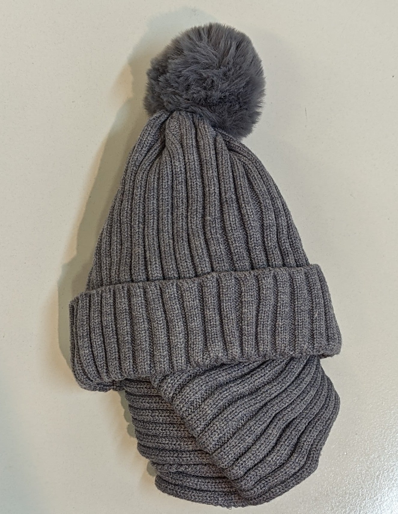 Conjunto gorro canalé pompón con bufanda