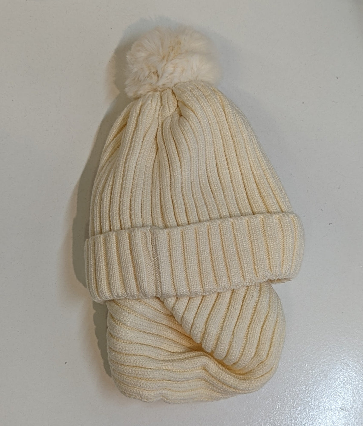 Conjunto de gorro de canelado com pompom e cachecol