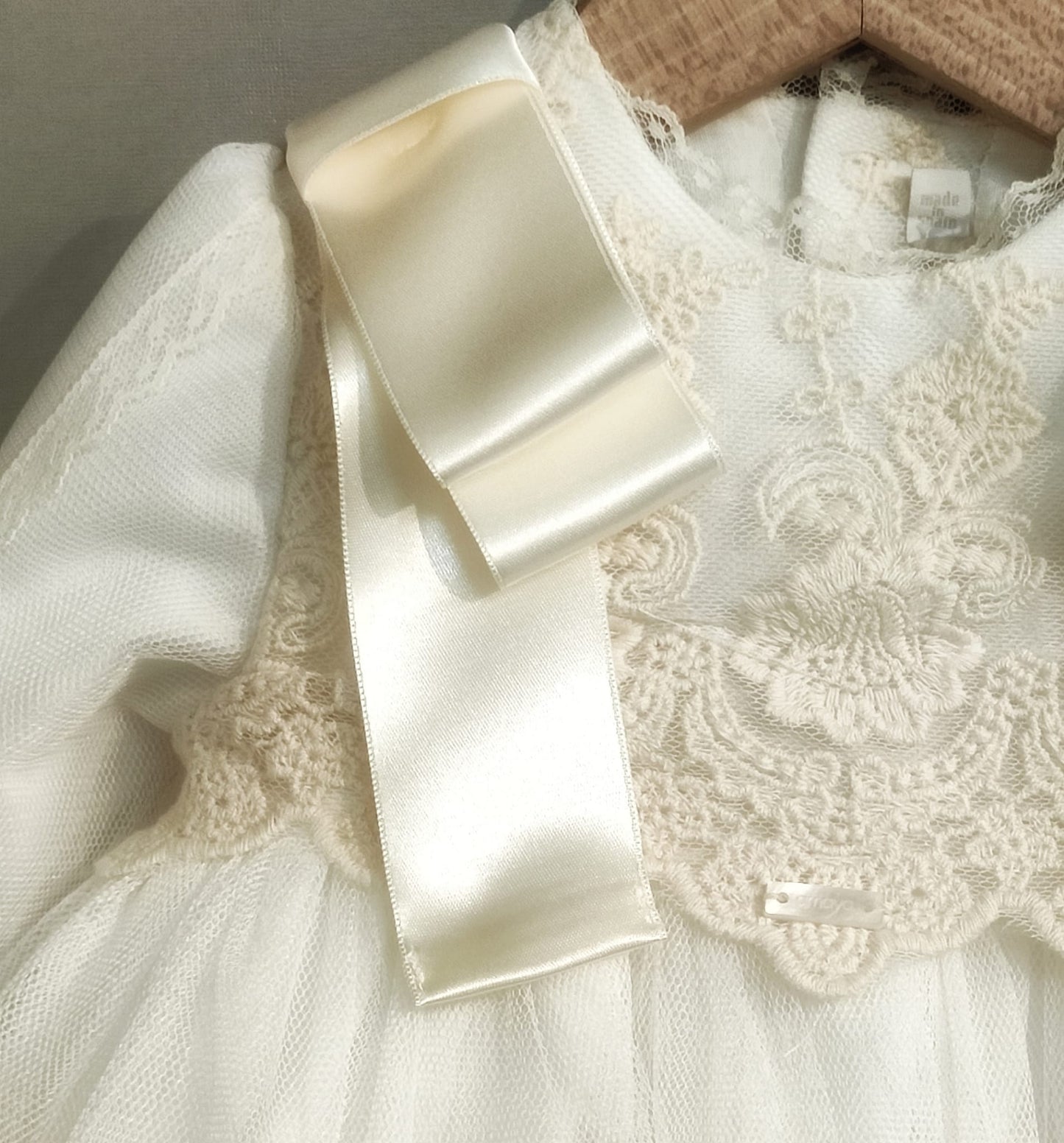 532191 Robe manches longues, écru, maille et tulle brodé