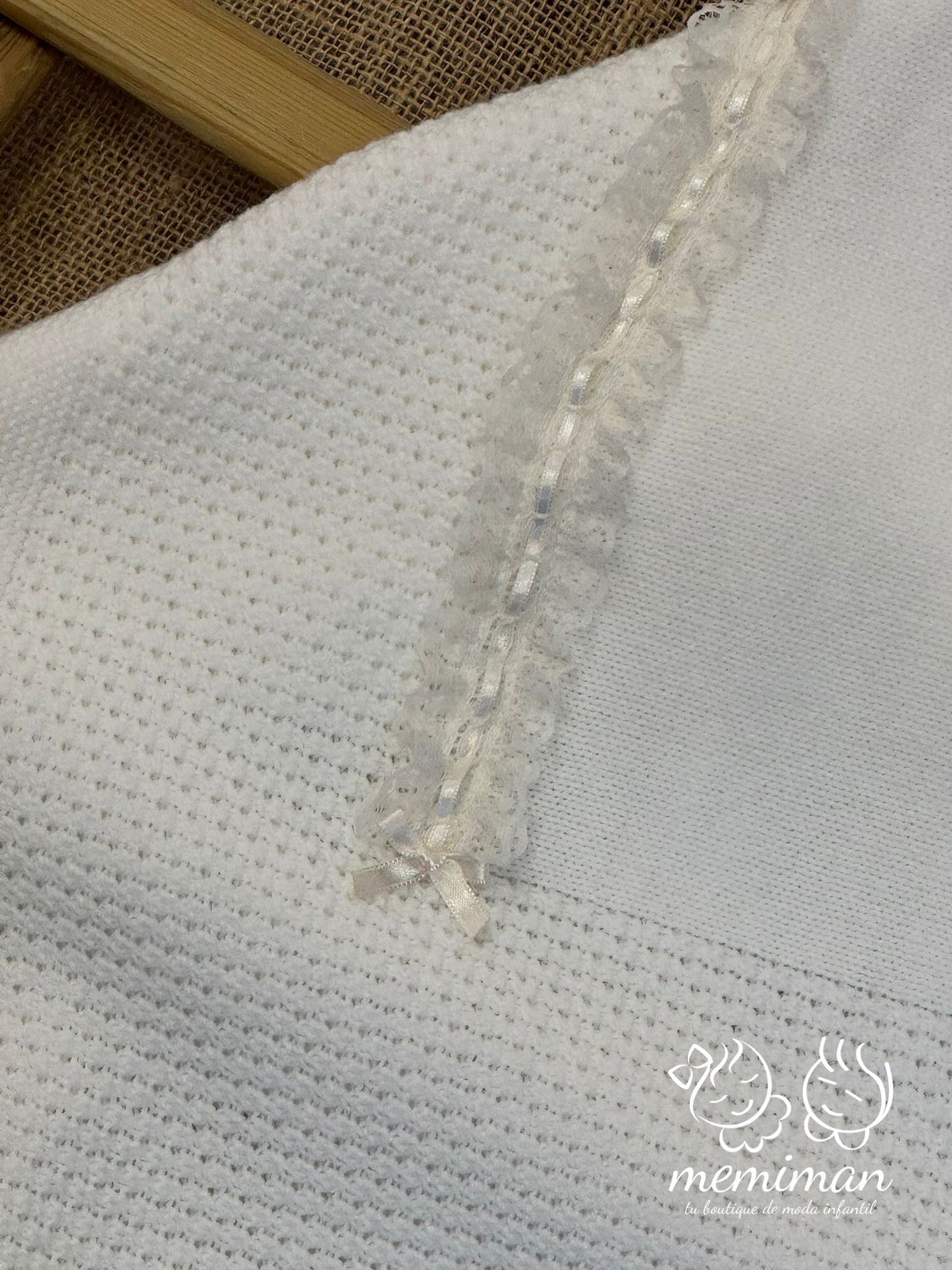 252-2022P Châle en dentelle pour bébé avec nœud 