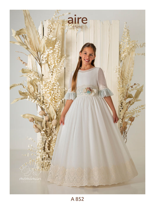 Robe de communion en tulle brodé A852 