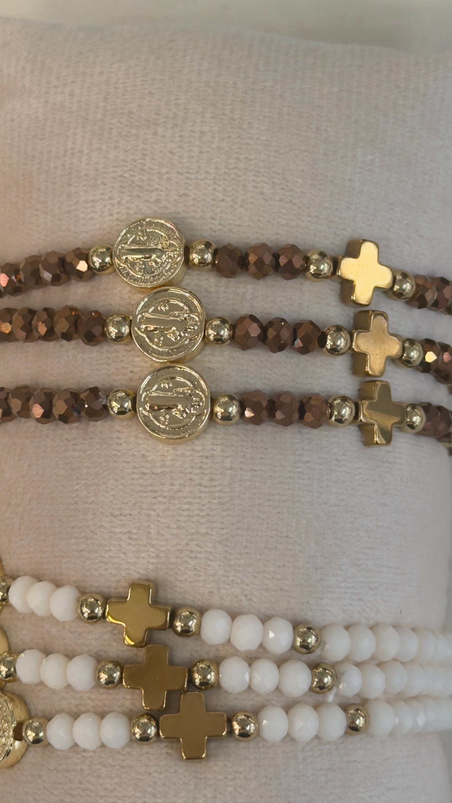Pulsera medalla-cruz con piedras