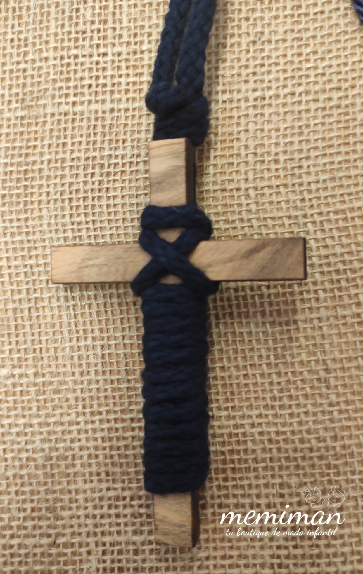 Cruz de madera con cordón (desde 19€)