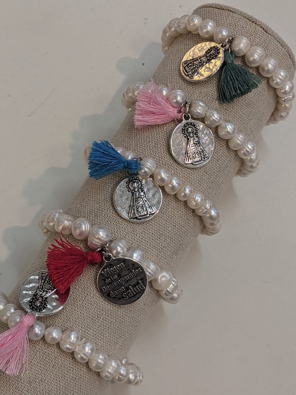 Pulsera perlas con medalla de acero y borla